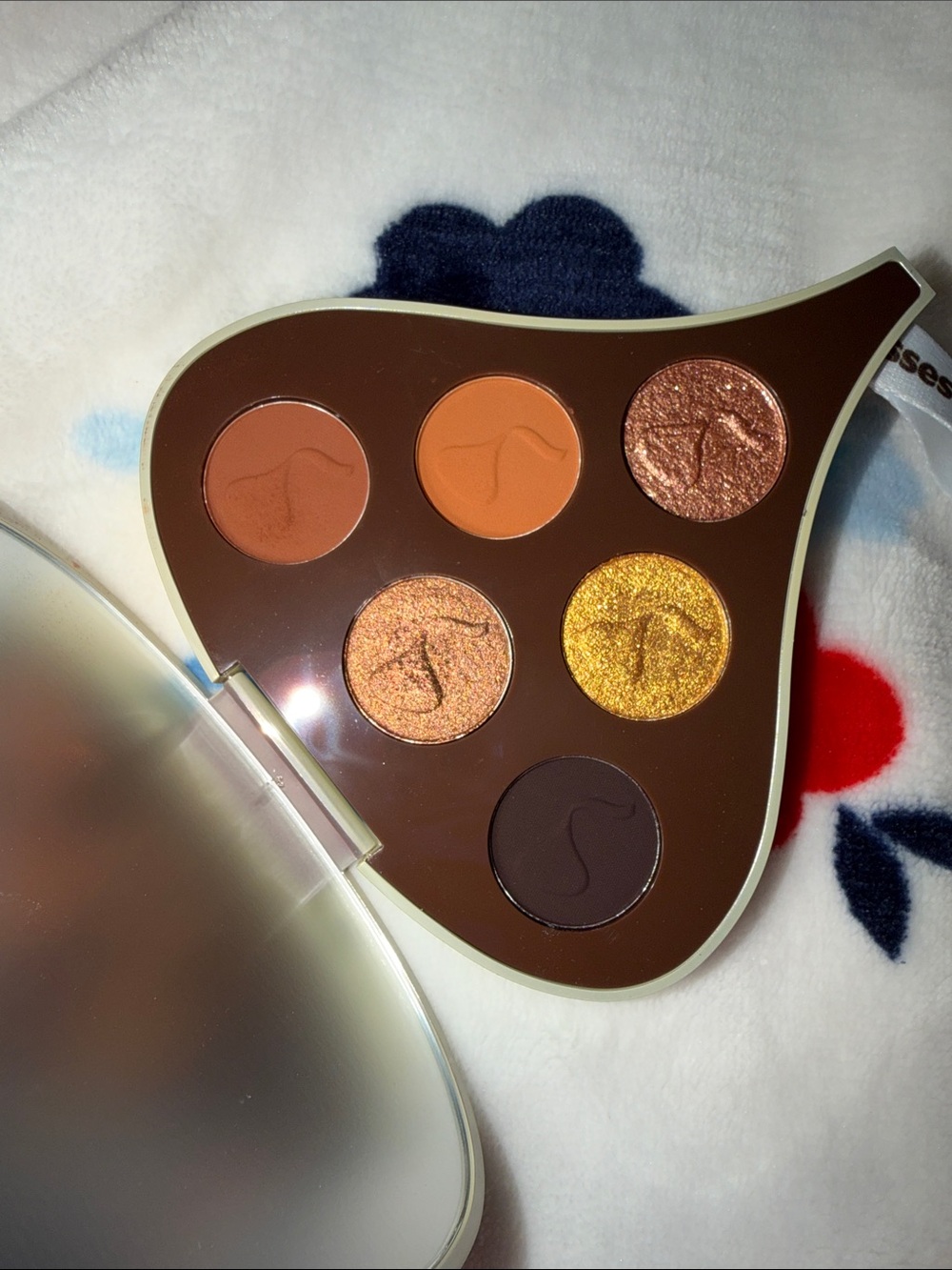 Glamlite x Hersheys Kisses Milk Chocolate with Almond Palette